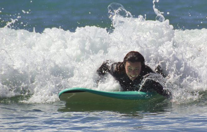 Chica surfeando una ola